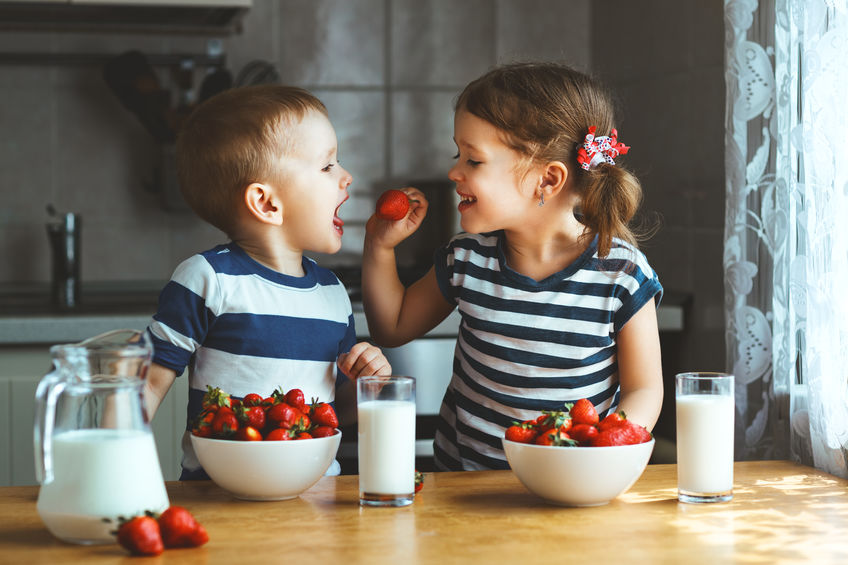 child eating healthy breakfast